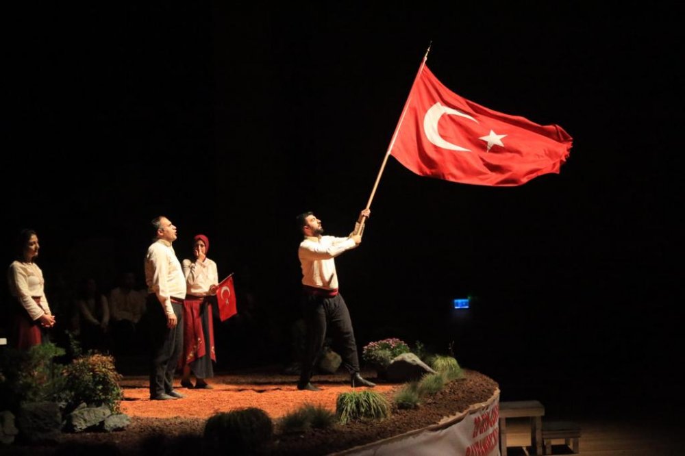 Pamukkale Belediyesinin 29 Ekim Cumhuriyet Bayramı’nın 98. Yılına özel hazırladığı etkinliklerin finali muhteşem oldu. Belediye çalışanlarının oluşturduğu grup tarafından sahnelenen “İşgalden Cumhuriyet’e” adlı oyun büyük alkış aldı. Pamukkale Belediye Başkanı Avni Örki, “Biz Gazi Mustafa Kemal Atatürk’ün ülküsü olan muasır medeniyetler seviyesini yakalamak adına halkımıza hizmet ederken, sanatsal yönden bu ülküleri aktarmanın onurunu yaşıyoruz” dedi.