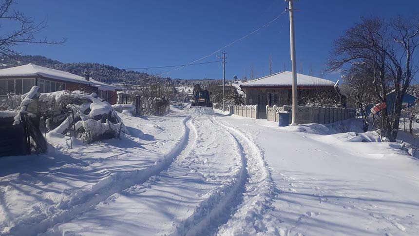 Denizli’nin Serinhisar İlçesine bağlı Kocapınar Köyü elektriksiz kaldı. Köylüler Çarşamba günü yağışla birlikte elektriklerin gittiğini hala onarılmadığını belirtti.