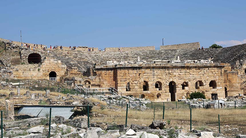 Denizli’de turizmin gözbebeği Pamukkale’de bulunan Hierapolis Antik Kenti’nde yaklaşan tehlike turizmcileri endişelendirdi. Antik kentteki bazı yapılar tehlike oluşturduğu için çitlerle çevrildi. Tarihi alanın çeşitli bölgelerindeki duvarlar da bel vererek yıkılma sinyali verdi. Bölgede yürütülen kazı ve restorasyon çalışmalarının yavaş ilerlemesi, İtalyan kazı ekibinin yılın belli dönemlerinde kısa süren çalışma periyotu turizmcinin de beklentisini karşılamadı.