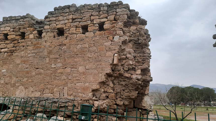 Denizli’de turizmin gözbebeği Pamukkale’de bulunan Hierapolis Antik Kenti’nde yaklaşan tehlike turizmcileri endişelendirdi. Antik kentteki bazı yapılar tehlike oluşturduğu için çitlerle çevrildi. Tarihi alanın çeşitli bölgelerindeki duvarlar da bel vererek yıkılma sinyali verdi. Bölgede yürütülen kazı ve restorasyon çalışmalarının yavaş ilerlemesi, İtalyan kazı ekibinin yılın belli dönemlerinde kısa süren çalışma periyotu turizmcinin de beklentisini karşılamadı.