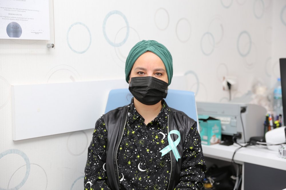 Denizli’de sağlık çalışanları, Türkiye'de her yıl 3 bin kadına tanısı koyulan rahim ağzı kanseri farkındalığı için harekete geçti. Rahim Ağzı Kanseri Farkındalık Ayı kapsamında her yıl Ocak ayında ülke genelinde gerçekleşen farkındalık çalışmalarına Özel Denizli Cerrahi Hastanesi hekimleri ve çalışanları yeşil kurdele takarak destek verdi. Kadın sağlığını tehdit eden başlıca rahatsızlıklar arasında rahim ağzı kanserinin bulunduğunu ve her hastalıkta olduğu gibi erken teşhisin tedavide önemli rol oynadığını belirten hastane hekimleri, kadınların yıllık muayene ve taramalarını atlamamaları gerektiğinin altını çizdi.