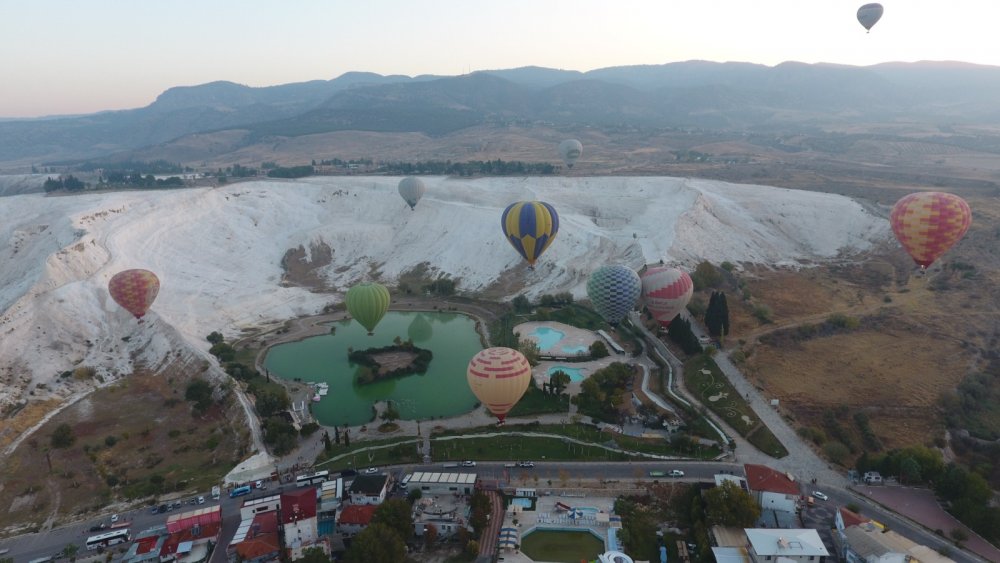Pamukkale Belediyesi, ilçede görev yapan muhtarlara jest yaptı. Beyaz cennet Pamukkale travertenlerini yüzlerce metre yükseklikten görme imkânı bulan muhtarlar balonda gün doğumunu da izlediler.