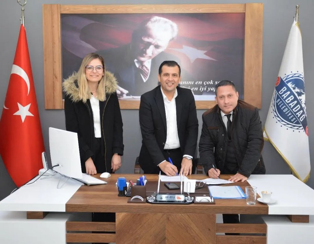Denizli'de, Babadağ Belediyesi tarafından bir süre önce düzenlenen maaş ve promosyon ihalesinde 8 bin 500 TL ile en yüksek teklifi vererek ihaleyi kazanan banka ile protokol imzalandı.