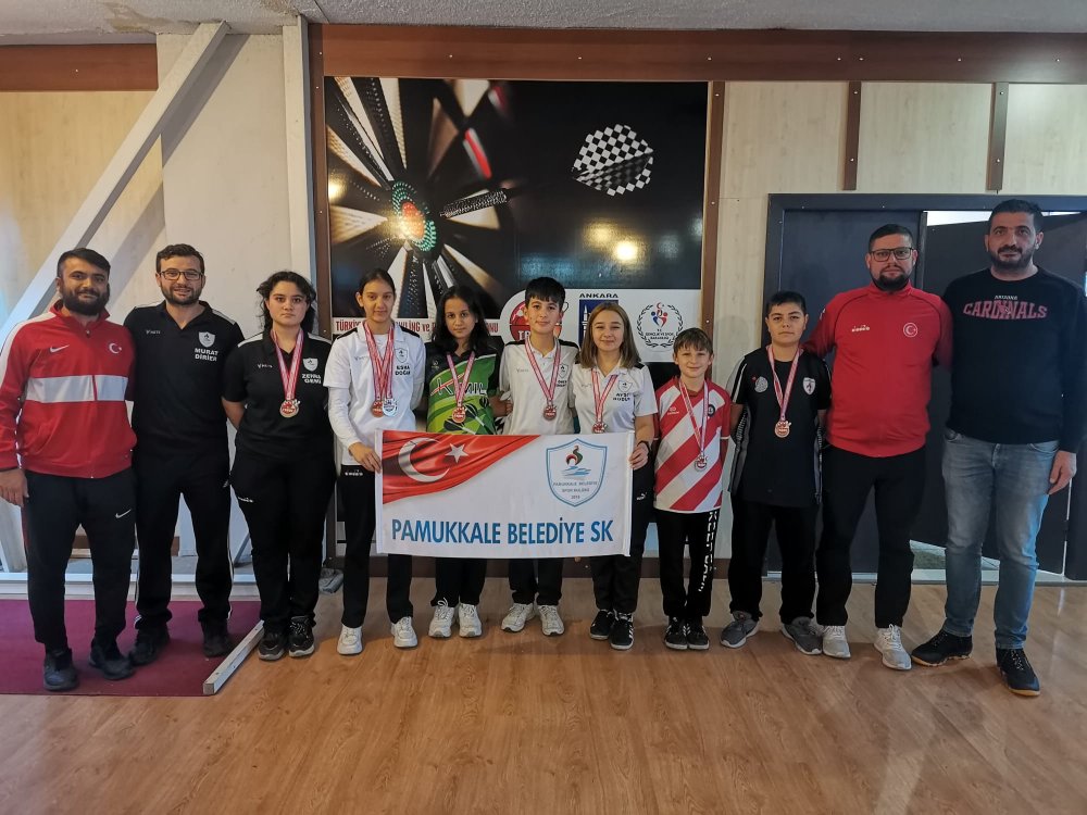 Pamukkale Belediyesporlu dartçılar Ankara’da yapılan Şehit Eren Bülbül Türkiye Dart Şampiyonası’ndan 12 madalya ile döndü. Mavi-beyazlı kulübün dartçıları bu isimle yapılan 3 Türkiye turnuvasında toplam 32 madalya kazandı.
