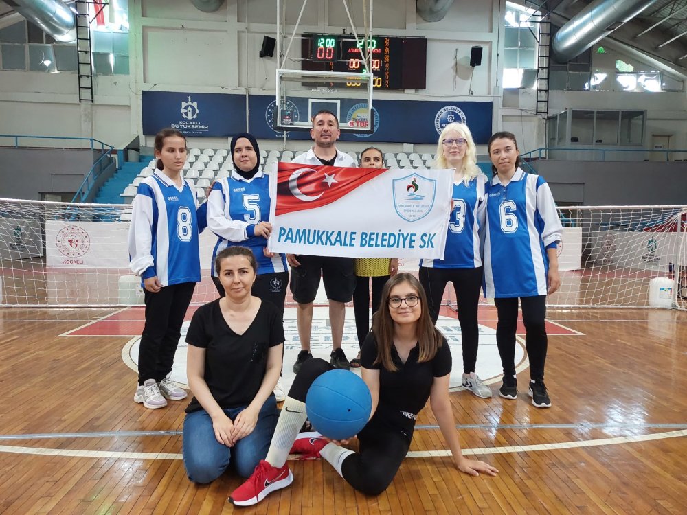 Pamukkale Belediyespor’un takımları başarılar kazanmaya devam ediyor. Pamukkale Belediyesporun Goalball takımı 18-22 Temmuz tarihlerinde Kocaeli’nde gerçekleşen Goalball Yükselme Liginde ikinci olarak, Goalball Kadınlar 2. Ligine yükselme başarısı gösterdi.