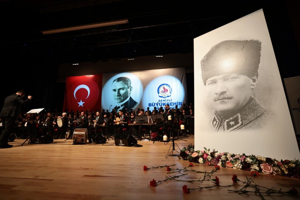 Denizli Büyükşehir Belediyesi, Ulu Önder Gazi Mustafa Kemal Atatürk'ün aramızdan ayrılışının 84. yıldönümü dolayısıyla anma konseri düzenledi. 160 kişiden oluşan Denizli Büyükşehir Belediye Konservatuarı Türk Sanat Müziği Korosu, Atatürk’ün sevdiği şarkıları seslendirdi.  