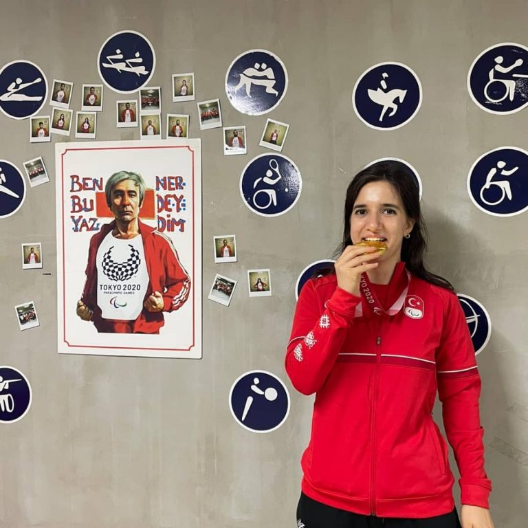 TOKYO 2020 Paralimpik Oyunları’nda şampiyon olan Golbol Kadın Milli Takımı oyuncusu Denizlili Şeydanur Kaplan, İnstagram canlı yayınında gazeteciler Kubilay Demir ve İbrahim Alayont’un sorularını yanıtladı.