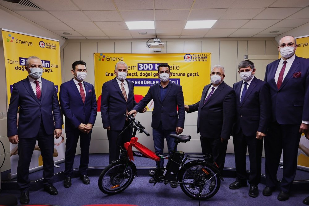 Enerya Enerji, Denizli’deki 300 bininci abonesine elektrikli bisiklet hediye etti.