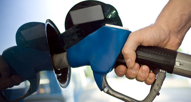 Benzinin litre fiyatına bu gece yarısından itibaren geçerli olmak üzere 32 kuruş indirim yapılması kararı alındı.