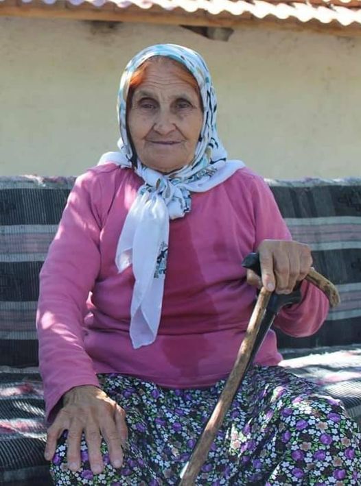 Geçtiğimiz Pazar günü Acıpayam’ın Benlik Mahallesinde oğluyla mantar toplamaya giden 77 yaşındaki Emine Aksoy’da bir daha haber alınamamıştı. Yaşlı kadından 96 saat sonra sevindirici haber geldi.  Evinin yakınlarında bulunan Emine Aksoy’un düştüğü ve kolunun kırıldığı anlaşıldı. Bilinci açık ama bitkin halde olan Aksoy hastaneye kaldırıldı.