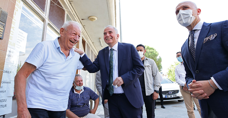 Denizli Büyükşehir Belediye Başkanı Osman Zolan, yoğun ilgi ile karşılandığı Sarayköy ilçesinde hemşehrileriye kucaklaştı. Sarayköy’ün güzelliğine güzellik katmaya devam ettiklerini vurgulayan Başkan Zolan, 