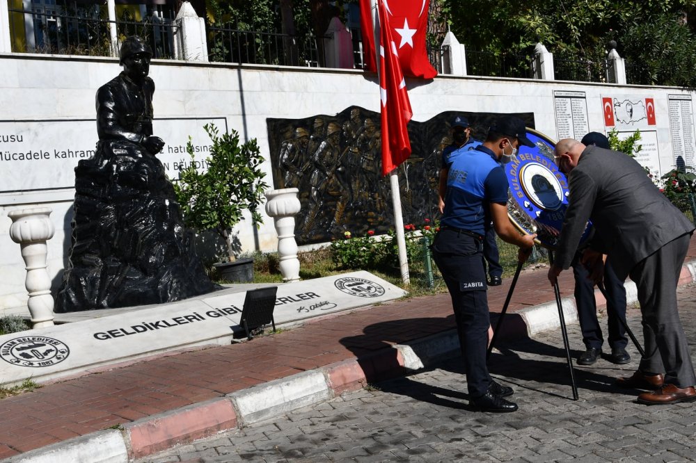 Buldan'ın Düşman İşgalinden Kurtuluşunun 99. yıl dönümü, Alanyazı Meydanı Atatürk Anıtı'nda düzenlenen mütevazı bir törenle kutlandı. Buldan Belediye Başkanı Mustafa Şevik,