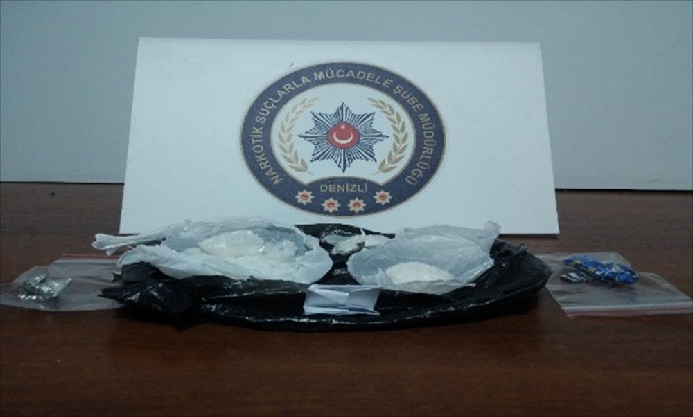Denizli'de uyuşturucu madde ticareti yaptığı iddia edilen kişilere yönelik düzenlenen operasyonda gözaltına alınan 23 kişiden 12'si tutuklanarak cezaevine gönderildi.