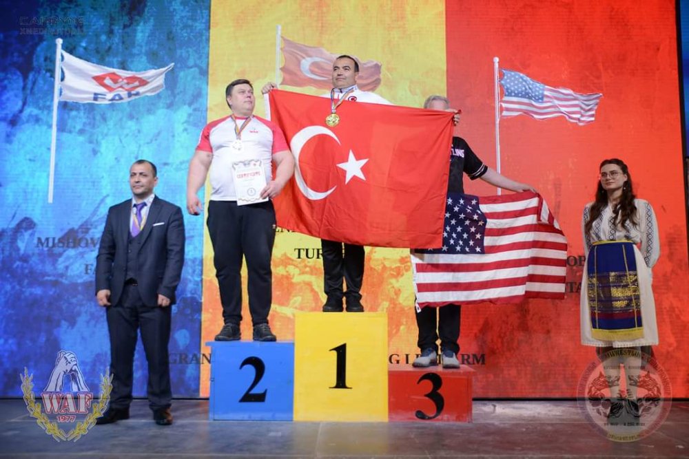 Bilek güreşinde iki dünya şampiyonluğu bulunan milli sporcu Ahmet Yenerer, Romanya’daki şampiyonada bu kez sol el Dünya Şampiyonu oldu. 50 yaşındaki sporcu seremonide Milli Marşı çaldırırken, Türkiye takım halinde üçüncülük elde etti. 