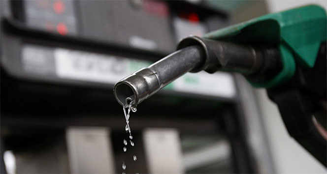 Dolar kurunun rekor kırmasının ardından benzine 44 kuruşluk zam kararı alındı. Benzin zammı 25 Ekim Pazartesi gecesi yürürlüğe girecek.