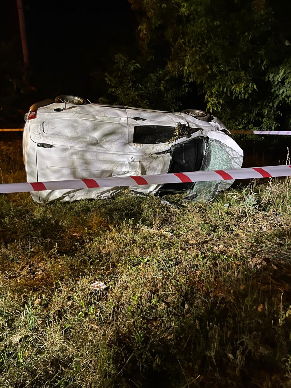 Çameli - Fethiye Karayolu üzerinde dün gece meydana gelen tek taraflı kazada 1'i ağır 3 kişi yaralandı.