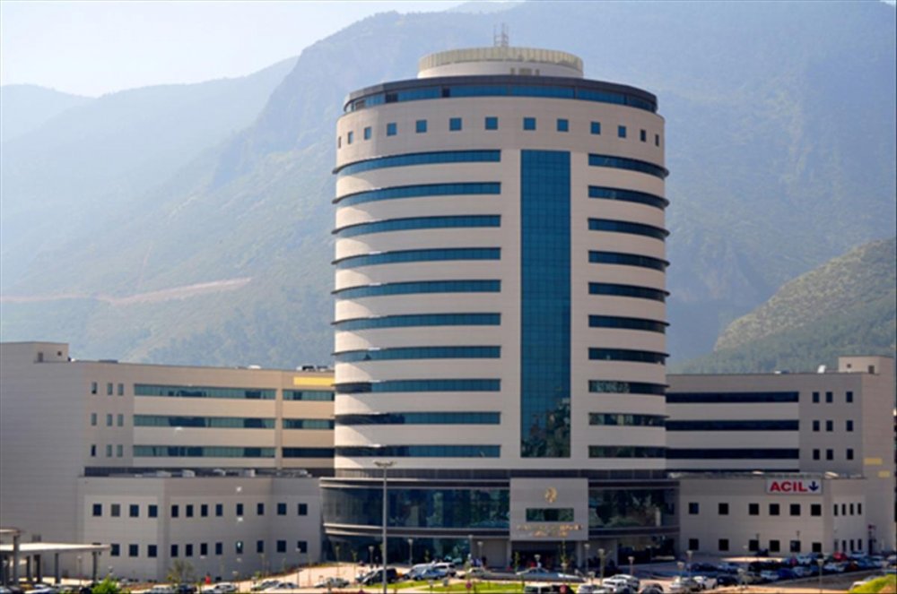 Pamukkale Üniversitesi Hastaneleri’ne 24’ü sözleşmeli sağlık personeli, 12’si güvenlik görevlisi olmak üzere toplam 36 personel alımı yapılacağını açıkladı. 