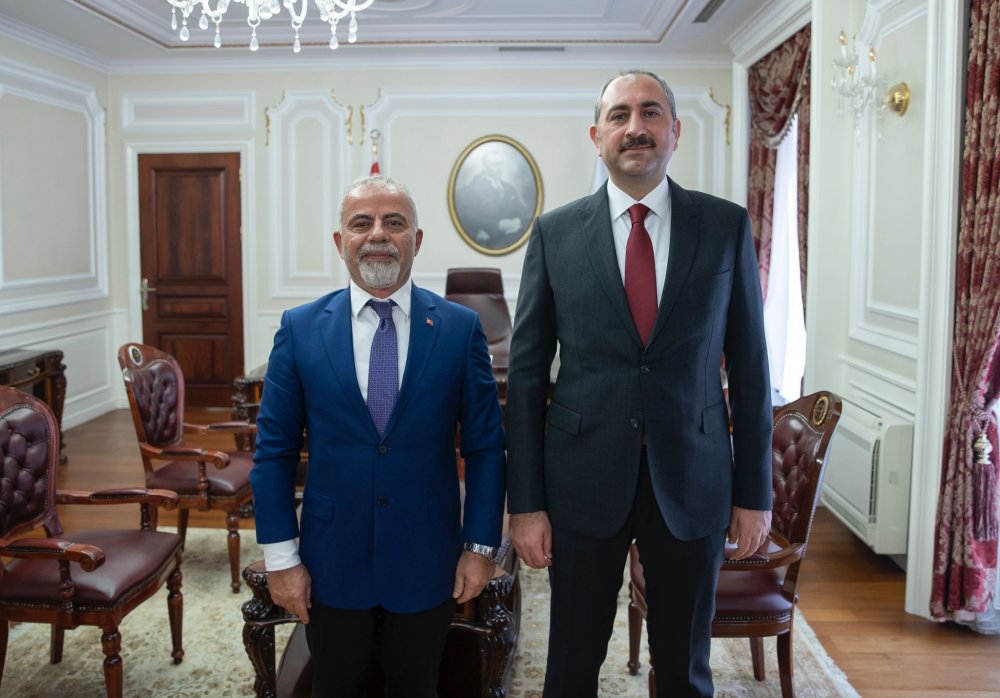 Denizli Barosu Başkanı Adnan Demirdöğer, Adalet Bakanı Abdulhamit Gül’ü makamında ziyaret etti.