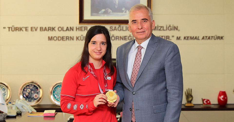 Tokyo 2020 Paralimpik Oyunları'nda Türkiye'ye altın madalya kazandıran Goalball Milli Takımı'nın Denizlili sporcusu Şeyda Nur Kaplan, Denizli Büyükşehir Belediye Başkanı Osman Zolan'ı ziyaret etti.