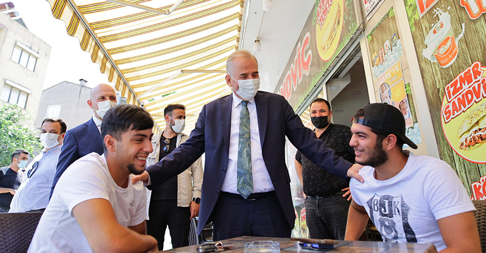 Denizli Büyükşehir Belediye Başkanı Osman Zolan, yoğun ilgi ile karşılandığı Sarayköy ilçesinde hemşehrileriye kucaklaştı. Sarayköy’ün güzelliğine güzellik katmaya devam ettiklerini vurgulayan Başkan Zolan, 