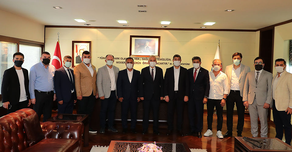 Denizlispor Kulübü Başkanı Mehmet Uz ve yeni yönetimi Büyükşehir Belediye Başkanı Osman Zolan'ı ziyaret etti. Geçmişten bugüne Denizlispor’a her zaman destek olduklarını, bu desteğin yeni yönetimle de en üst seviyede süreceğini vurgulayan Başkan Zolan, 