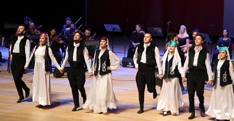 Denizli Büyükşehir Belediyesi işbirliğinde düzenlenen Ahilik ve Altıneller Festivali kapsamında İzmir Devlet Türk Dünyası Dans ve Müzik Topluluğu muhteşem bir konserle Denizlililerle buluştu. 