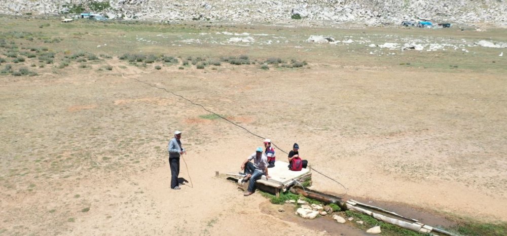 Antalya’da 2 bin 500 rakımlı yaylada kendisinin drone ile görüntülendiğini fark eden bir çoban, önce şaşırdı sonra ise drone'u sopa ile kovaladı. Bir süre sonra duruma alışan çoban, drone'u şapkası ile selamladı. İlginç anlar drone kamerası tarafından kaydedildi.