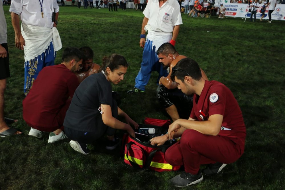 Özel Denizli Cerrahi Hastanesi, Geleneksel Türk Spor Oyunları Kompleksi'nde gerçekleşen yağlı güreş müsabakasına sağlık desteği verdi.