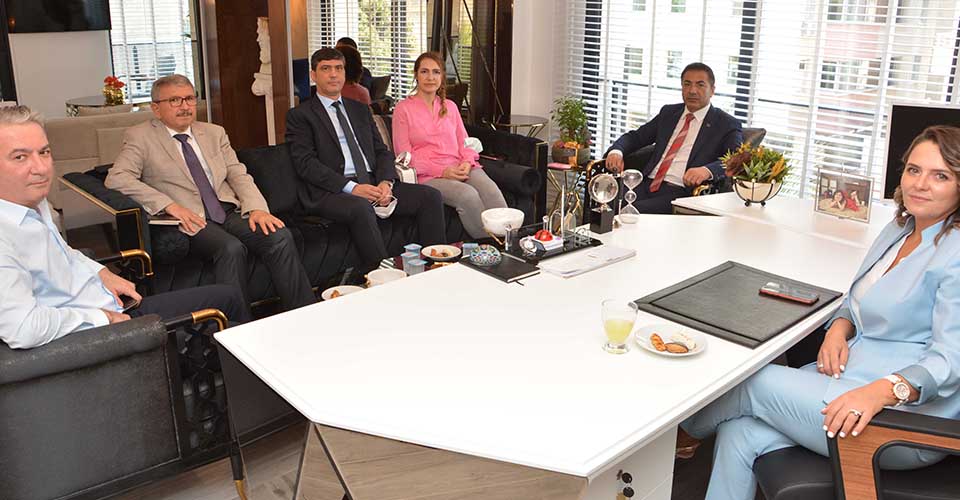 Denizli Ticaret Odası (DTO) Başkanı Uğur Erdoğan, üye ziyaretlerini sürdürüyor. Firmaları ziyaretlerinde, iş yeri sahiplerinden işleri ve sektörleri hakkında bilgi alıyor; pandemiyle mücadele çalışmaları ve odadaki faaliyetleri ile projeleri hakkında bilgi veriyor. Beklentilerini ve isteklerini dinliyor.