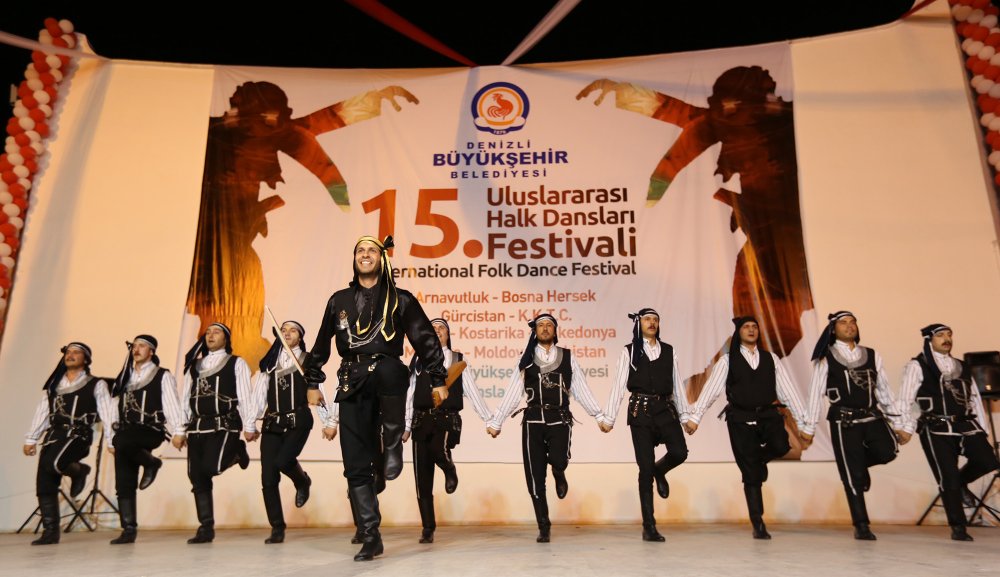 Denizli Büyükşehir Belediyesi tarafından bu yıl 16.'sı düzenlenecek olan Uluslararası Halk Dansları Festivali 27 Haziran 2022 Pazartesi günü başlıyor. 27-30 Haziran 2022 tarihleri arasında gerçekleştirilecek festivale 7 farklı ülkeden katılacak 250 dansçı Denizlililer için sahne alacak.