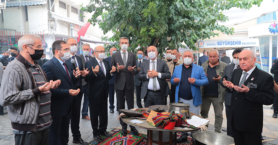 Denizli Büyükşehir Belediyesi işbirliğinde düzenlenen Ahi Evran-ı Veli Yılı etkinlikleri kapsamında 30. Ahi Sinan Sofrası Hayır Yemeği düzenlendi.