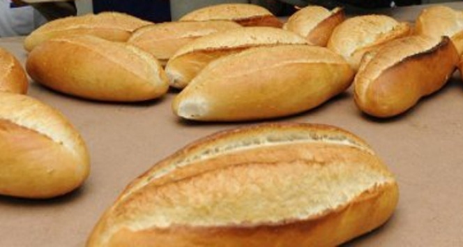 Denizli’de fırıncılar tarafından açıklanan ancak valilik tarafından onaylanmadığı iddia edilen ekmeğe zam uygulaması başladı. Valilik tarafından asılsızdır denilen zam, bugün itibariyle 230 gram ekmek 2,5 liraya satılmaya başlandı. 