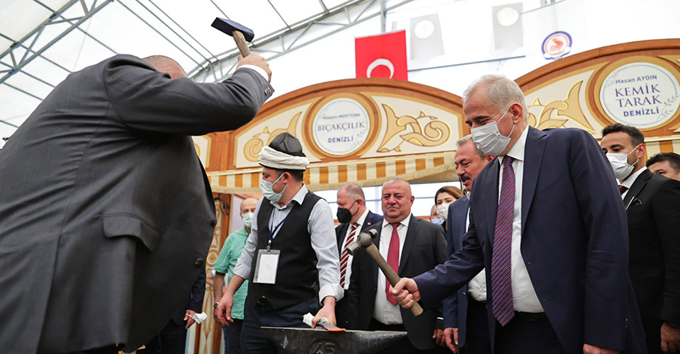 Denizli'de Ticaretin Derin Kökleri: Uluslararası Ahilik ve Altıneller Festivali'nin açılışı yapıldı. 27'si Türkiye’den 13’ü ise Türk dünyasından olmak üzere toplam 40 el sanatları ustası birbirinden özel performanslarını 1 hafta boyunca Denizlililer için sergileyecek. 