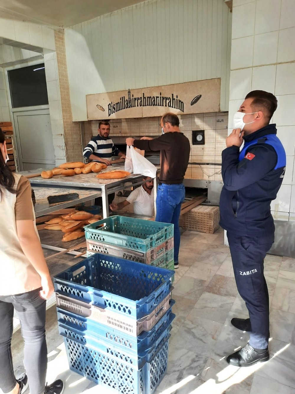 Denizli’nin Çal Belediyesi, ilçe genelinde 8 fırın ile ekmek satış noktalarının denetimine aralıksız devam ediyor. Belediye Zabıtası, İlçe Tarım Müdürlüğü ve İlçe Emniyet Amirliği ekipleriyle birlikte fırınları denetim yaptı.
