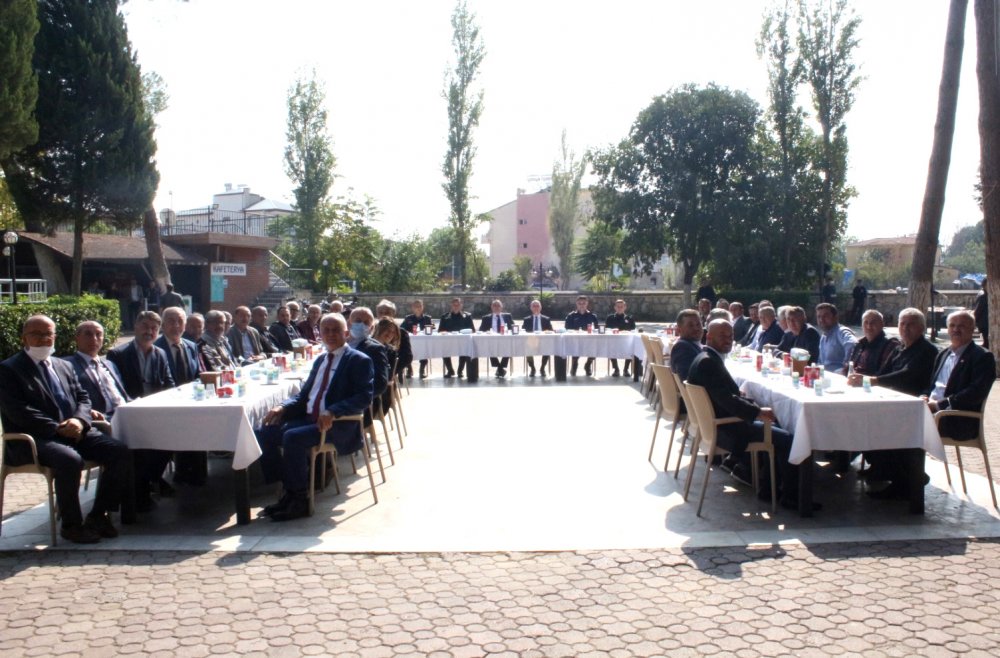 Sarayköy'de 19 Ekim Muhtarlar Günü dolayısıyla çelenk sunma töreni düzenlendi. Ardından Sarayköy Belediyesi tarafından muhtarlar için yemek verildi.  