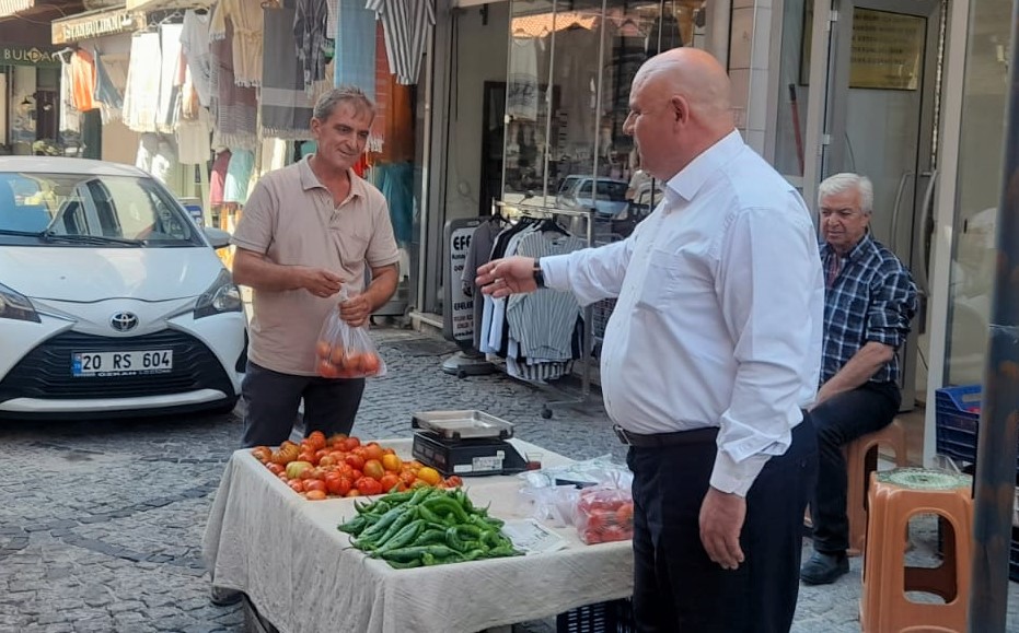 Buldan Belediye Başkanı Mustafa Şevik, her hafta pazartesi günleri Çarşı Sokak’ta kurulan organik köy pazarını gezdi, üreticilerle sohbet etti, hayırlı işler diledi. Başkan Şevik, vatandaşların kendi bahçesinde veya tarlasında yetiştirdiği organik ürünlerin satıldığı pazaryerinde alışveriş yaptı.