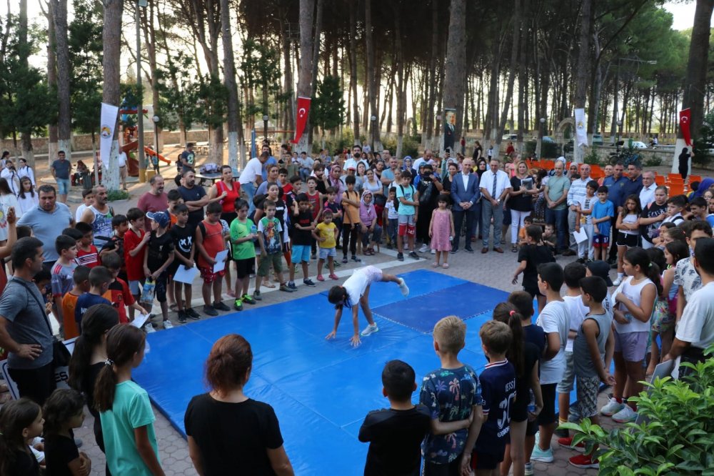 Sarayköy Yaz Spor Okulları, şölen havasında bir finale ev sahipliği yaptı. Yaz Spor Okulları kursiyerleri düzenlenen mezuniyet töreniyle sertifikalarını aldı.