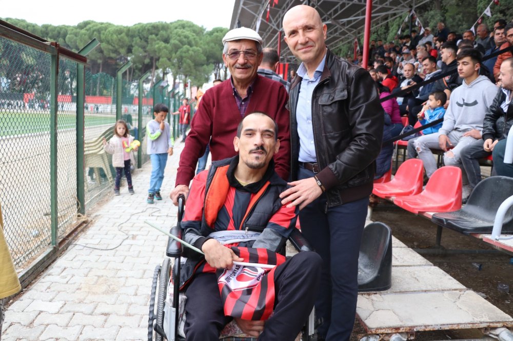Sarayköy'de yaşayan 38 yaşındaki bedensel engelli İsmail Çetin, tekerlekli sandalyeye mahkum olmasına rağmen, gönül verdiği Sarayköyspor'un evinde oynadığı her maçta tribünlerdeki yerini alarak takımına destek oluyor. 