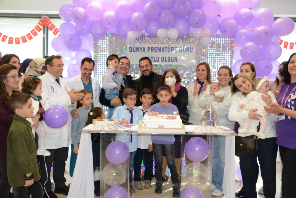 PAÜ Hastanesi Çocuk Hastalıkları Servisinde prematüre aileler, Yenidoğan Ekibi ve prematüre doğan çocuklarla kutlanan etkinliğe birçok kişi katıldı.