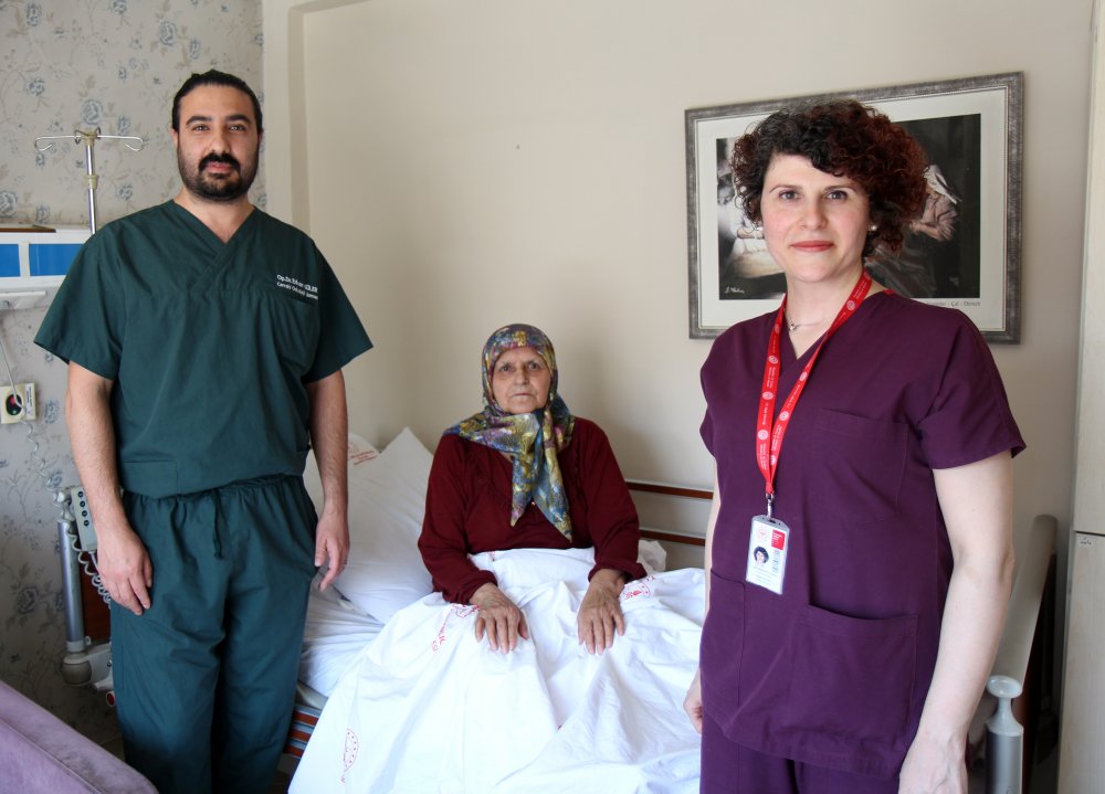 Denizli Devlet Hastanesi Jinekoloji Onkoloji Kliniği’nde yumurtalık kanseri tanısı konulan 73 yaşındaki Emine Erevcil, Denizli Devlet Hastanesi’nde ilk kez uygulanan Basınçlı Kemoterapi (PIPAC) yöntemiyle ameliyat edilerek sağlığına kavuşturuldu.