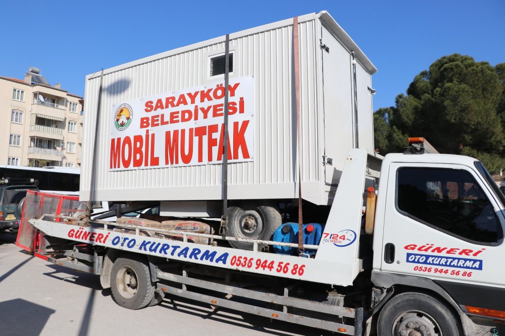 Sarayköy Belediye Başkanı Ahmet Necati Özbaş, 20 kişilik ekibiyle birlikte deprem bölgesine gitmek için yola çıktı. Başkan Özbaş, ekibiyle deprem bölgesine 1 mobil mutfak, 1 portatif banyo, 4 tuvalet ve 1 oyun çadırı kurulumu gerçekleştirecek.