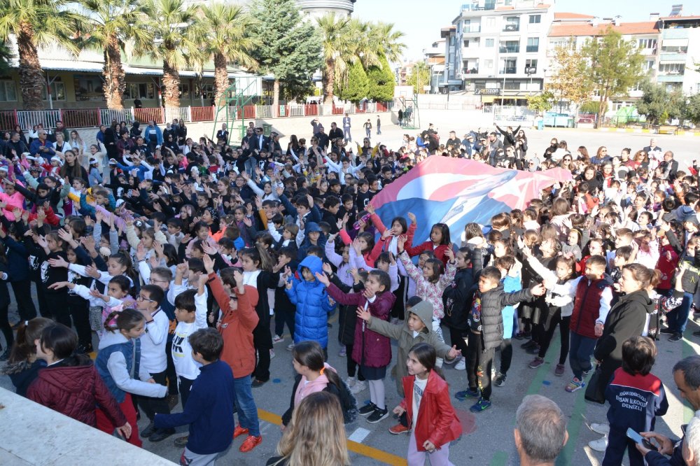 Doğan Demircioğlu Emsan İlkokulu’nda Ulu Önder Gazi Mustafa Kemal Atatürk’ün ebediyete irtihalinin 84. Yıldönümü nedeniyle anma etkinlikleri düzenlendi.
