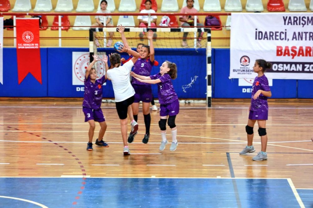 Gelenekselleşen ve bu sene yedincisi düzenlenen “Göksel Erdoğan Minik Eller Hentbol Şenliği” 21-22-23 Haziran tarihlerinde yapıldı. Etkinliğe 24 takımdan 160 sporcu katıldı.