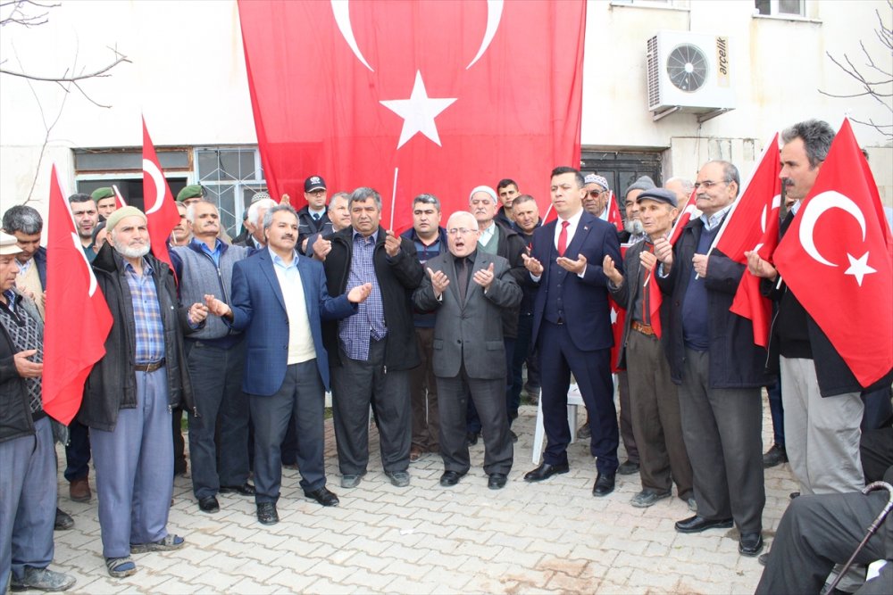 Güney ilçesinde çiftçiler, Türk Silahlı Kuvvetlerinin (TSK) Afrin bölgesinde yürüttüğü Zeytin Dalı Harekatı'na destek amacıyla kekik ve süt gelirlerini Mehmetçik Vakfına bağışladı.