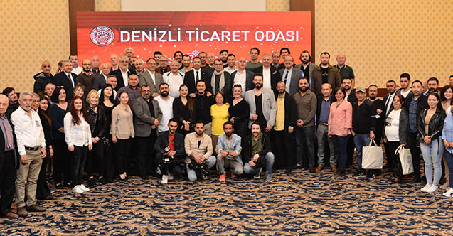 Denizli Ticaret Odası (DTO) Başkanı Uğur Erdoğan, medya sektöründeki basın mensubu DTO üyeleriyle iftar yemeğinde bir araya geldi. Odalarındaki projeleri ile faaliyetleri hakkında ayrıntılı bilgilendirdi; görüş ve önerilerini aldı.