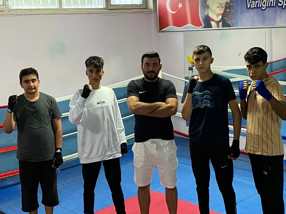 Türkiye Boks Federasyonu 2022 yılı faaliyet programı kapsamında yıldız erkekler ve kadınlar Türkiye Ferdi Boks Şampiyonası 24-31 Temmuz tarihleri arasında Kırıkkale’de yapılacak. Denizli’den de yıldız erkekler kategorisinde gençler ringde ter dökecek.