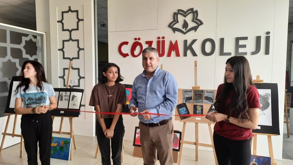 Denizli Çözüm Koleji 12’nci sınıf öğrencisi Keziban Nur Uçar, uzun süredir üzerinde çalıştığı sanatsal çalışmaları açtığı ilk sergiyle beğeniye sundu.