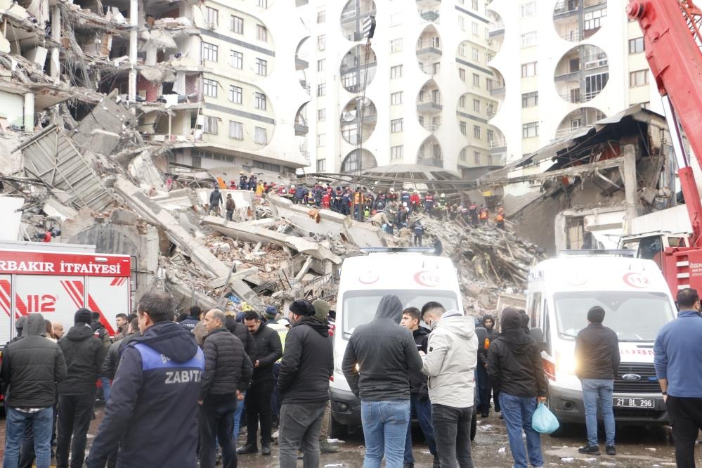 Son dakika! Kahramanmaraş'ta meydana gelen 7.7 ve 7.6'lık depremlerde hayatını kaybedenlerin sayısı 1121'e yükseldi. Depremlerde 7 bin 634 kişi yaralandı, 2 bin 834 bina yıkıldı.