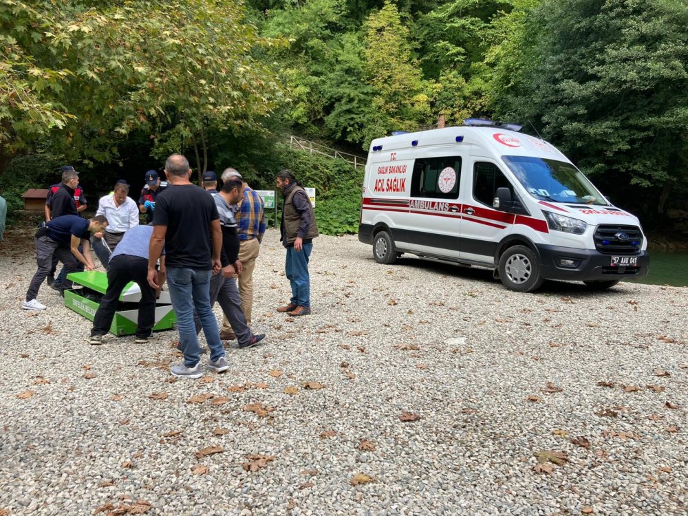 Denizli’den Erfelek Şelalelerini görmek için Sinop’a giden ailenin üzerine ağaç devrilmesi sonucu 2 kişi hayatını kaybetti, 1 kişi yaralandı.
