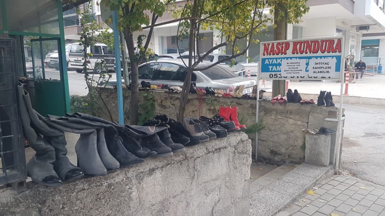 Denizli’de ayakkabı tamirciliği yapan 52 yaşındaki Baki Tekin’in dükkânının önünde ikinci el ayakkabılar hiç eksik olmuyor. Tamir ettiği ayakkabıları ihtiyaç sahiplerine ücretsiz dağıtan Baki Tekin, ‘şehit ve gazi yakınlarından’ ise ücret talep etmiyor. Mahalle halkı tarafından da sevilen Baki Usta, ihtiyaç sahibi öğrenciler içinde sponsor bularak yeni ayakkabı sahibi olmalarını sağlıyor.